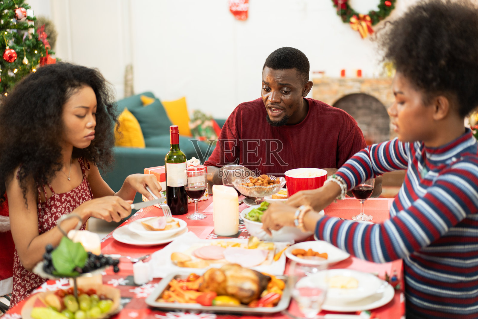 非洲家庭在家一起享用圣诞晚餐照片摄影图片