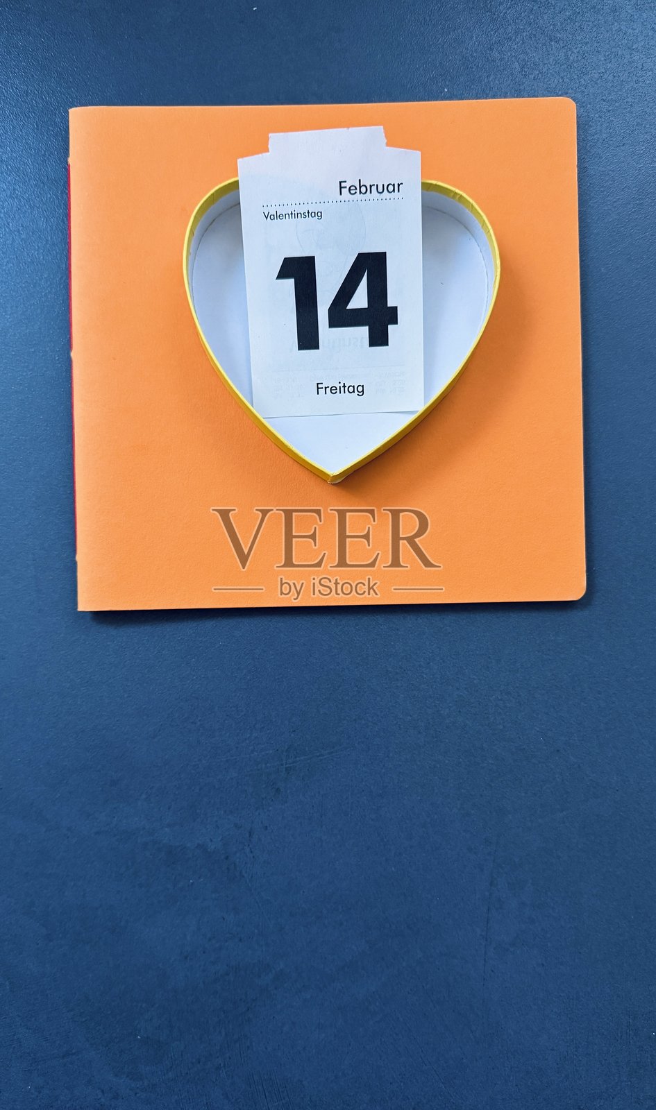 情人节日历纸在黄色心形盒子里照片摄影图片