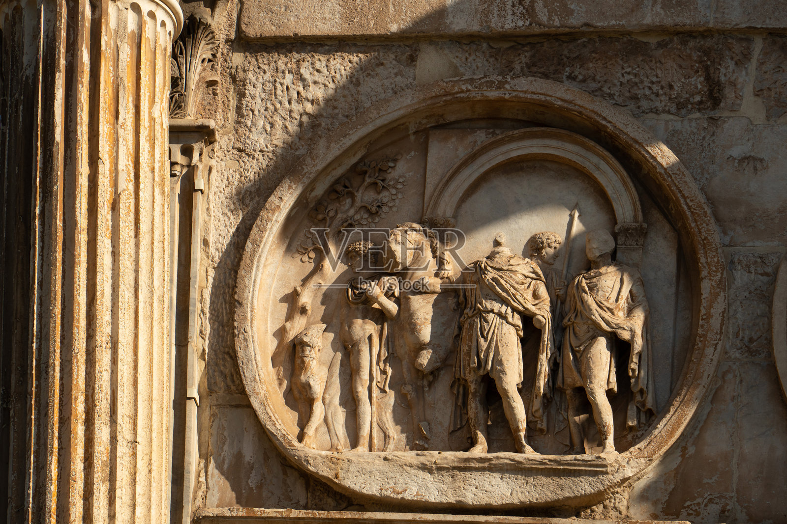 罗马帝国广场的君士坦丁凯旋门外立面的细节照片摄影图片