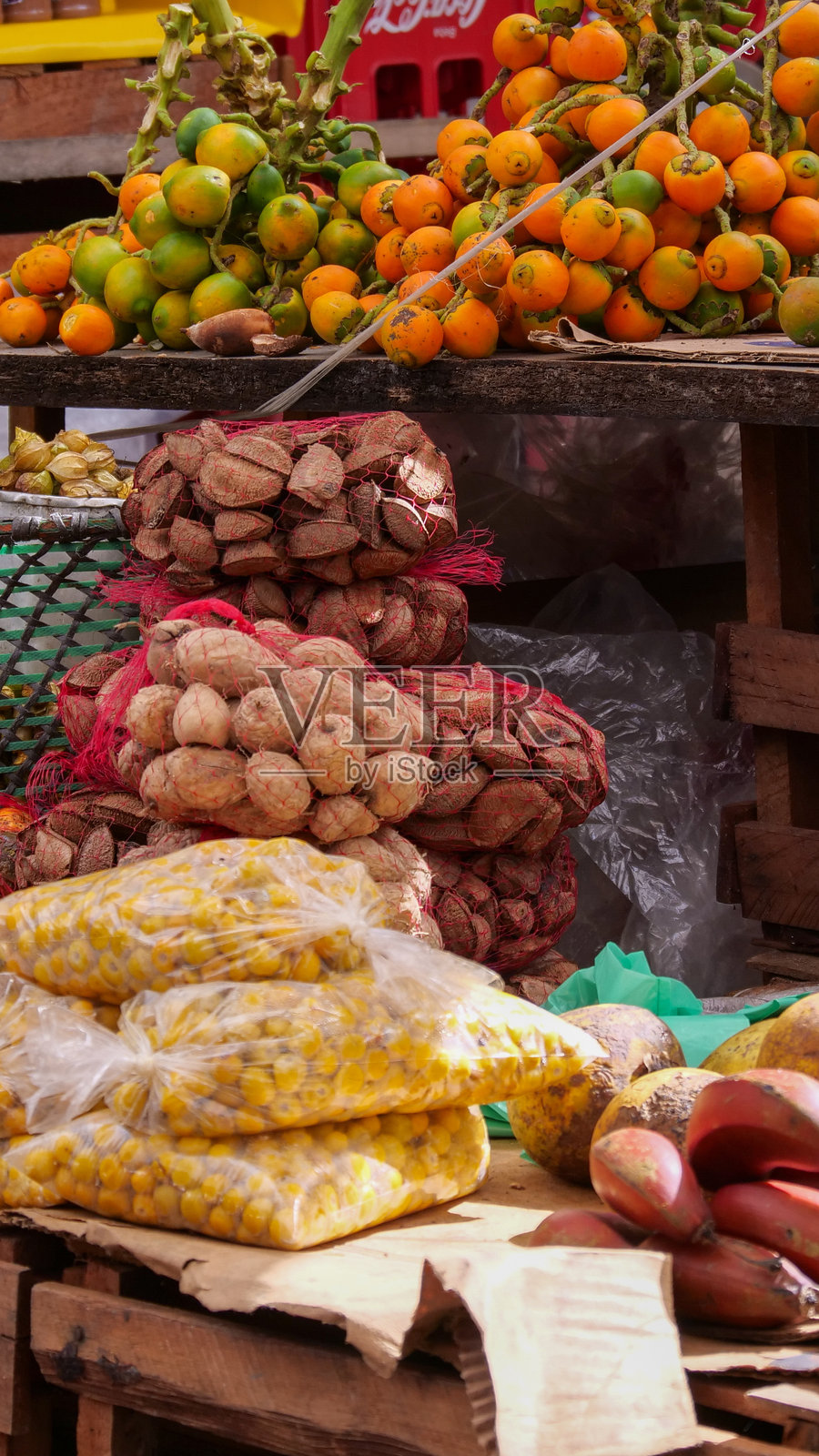 巴西亚马逊地区贝伦的Ver o Peso市场水果摊位上水果和蔬菜的特写垂直图像照片摄影图片