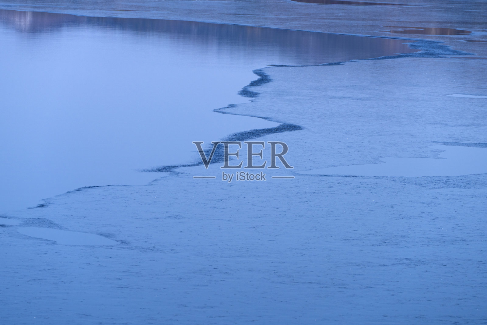 河上的冰和冰冻水照片摄影图片