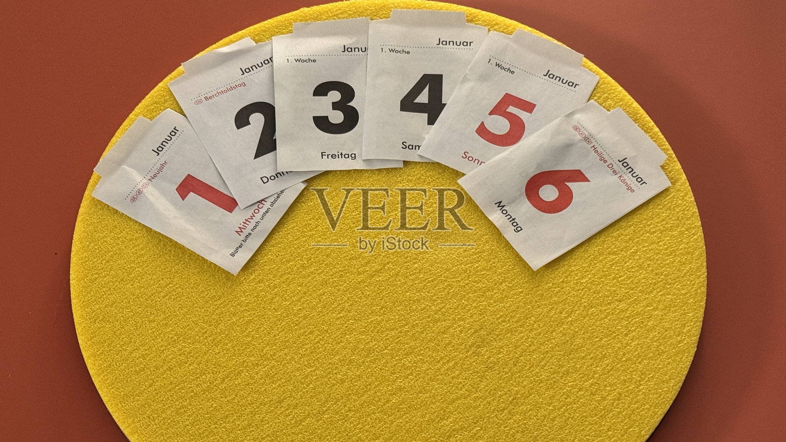 黄色圆形纸上印有新年日历页照片摄影图片