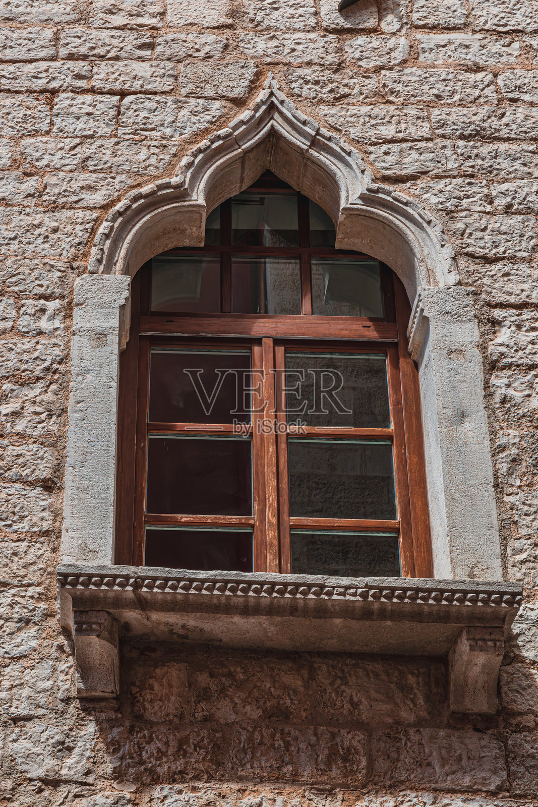 克罗地亚波雷奇历史建筑上美丽独特的窗户装饰照片摄影图片