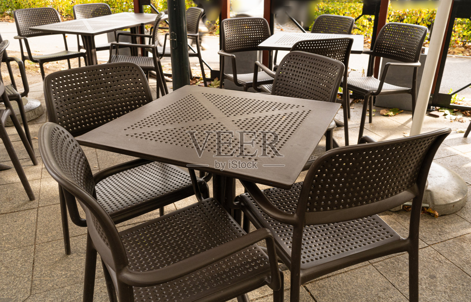 街头餐馆桌子，空旷的咖啡桌，酒吧露台，户外餐厅，外面的意大利餐馆照片摄影图片