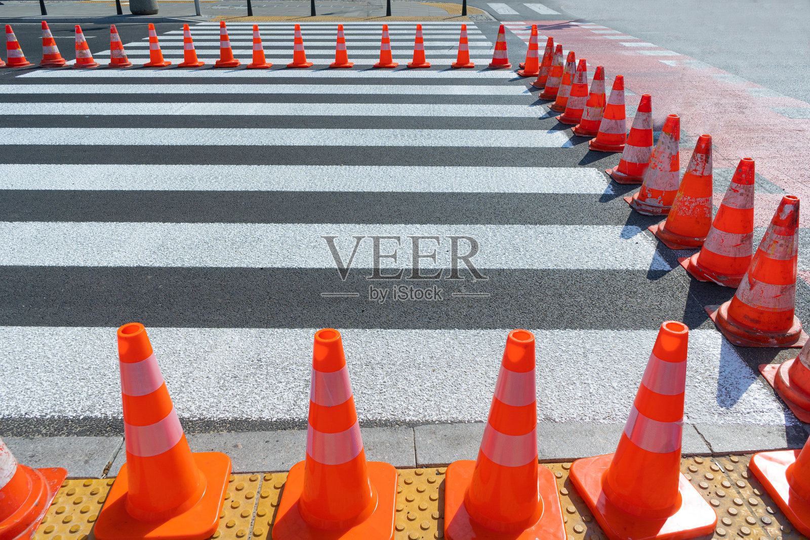 路障锥，施工锥，红色塑料警告标志，路面巫师帽，街道引导锥照片摄影图片