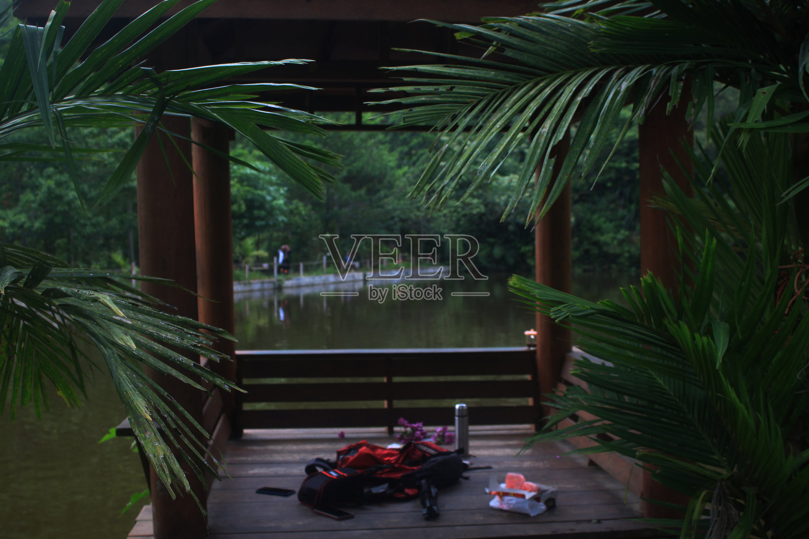 宁静湖边的小屋照片摄影图片