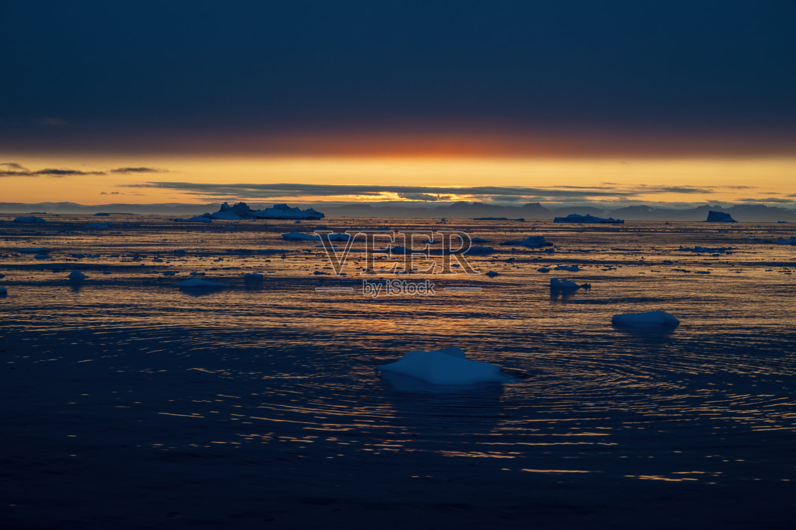 格林兰伊卢利萨特的迪斯科湾美妙的午夜日落照片摄影图片
