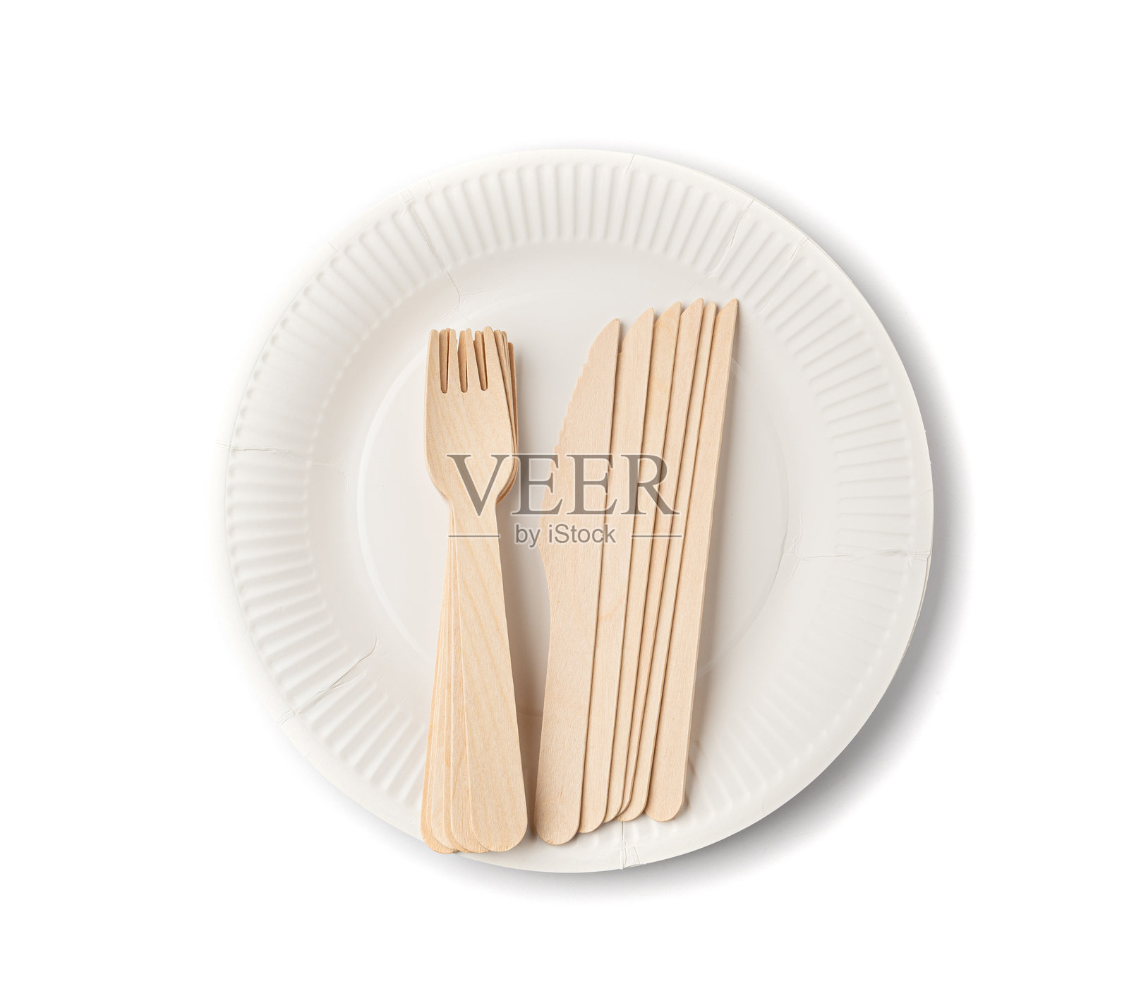 纸盘、叉子和刀子隔离，环保餐具套装，一次性可生物降解餐具，适合野餐使用照片摄影图片