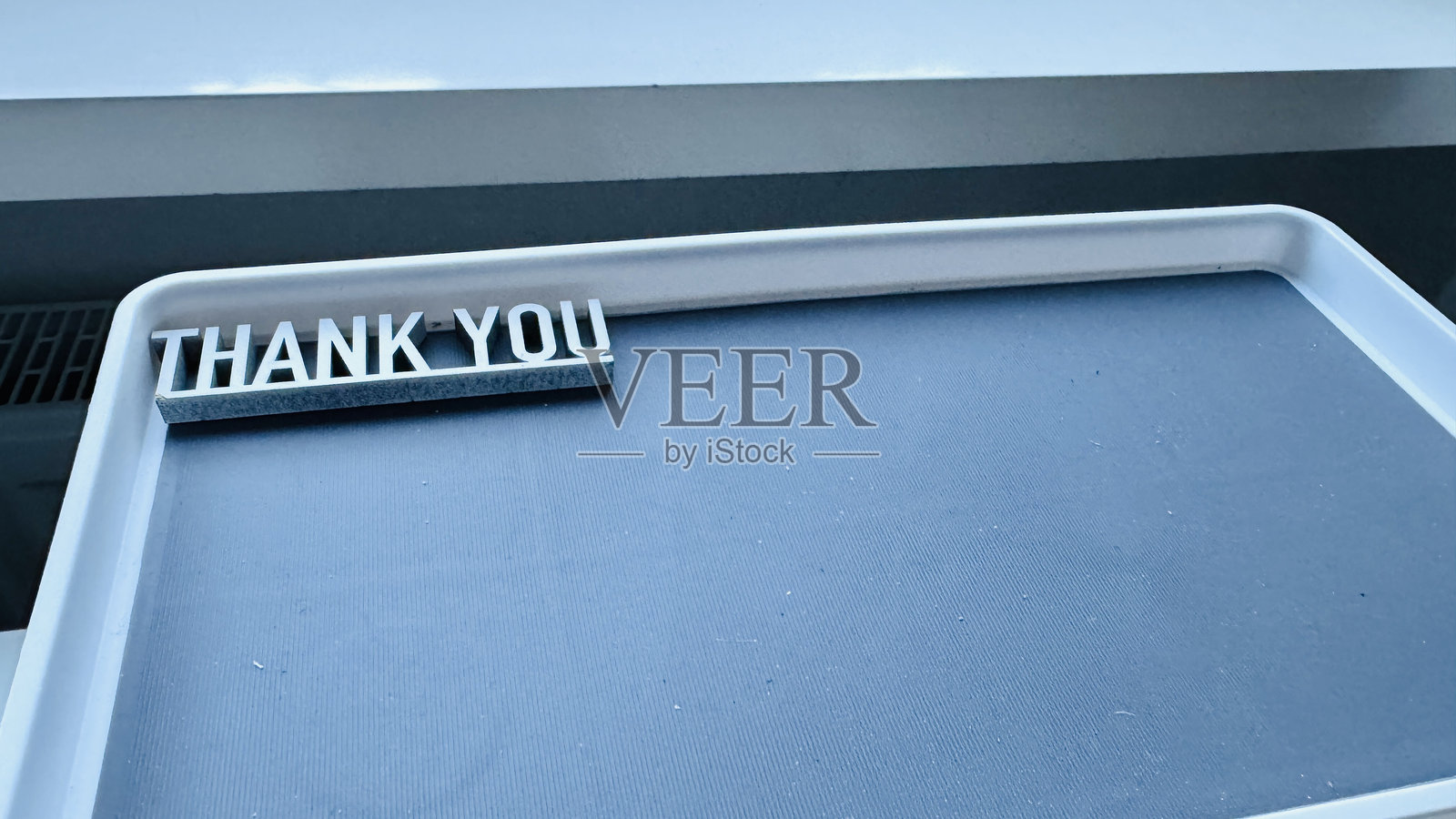 灰色托盘上的感谢短语照片摄影图片
