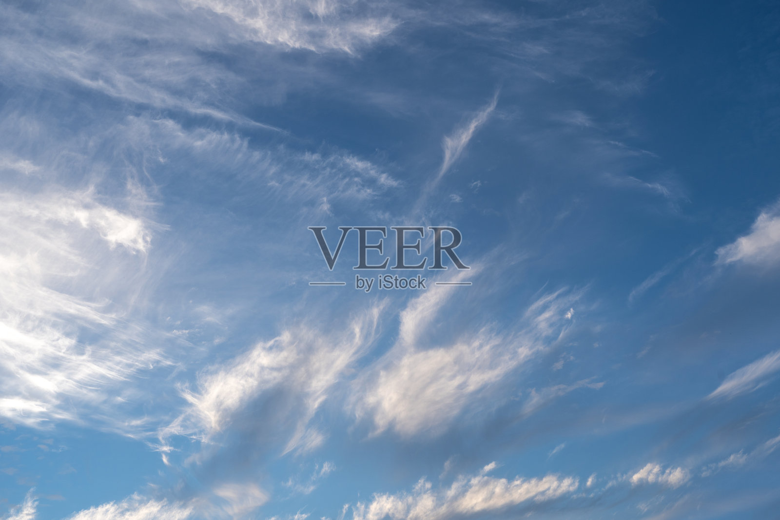 蓝天白云，阳光明媚的多云天空纹理背景，蓬松的云朵图案，阳光下的积云照片摄影图片