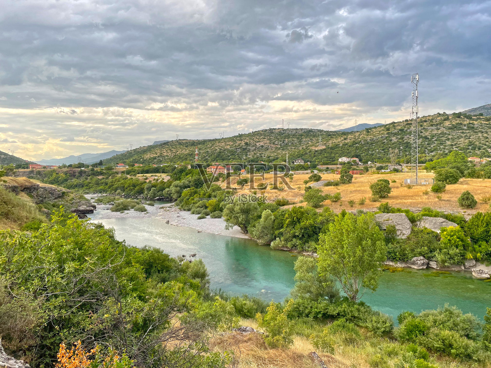 宁静的河谷风景，绿意盎然照片摄影图片