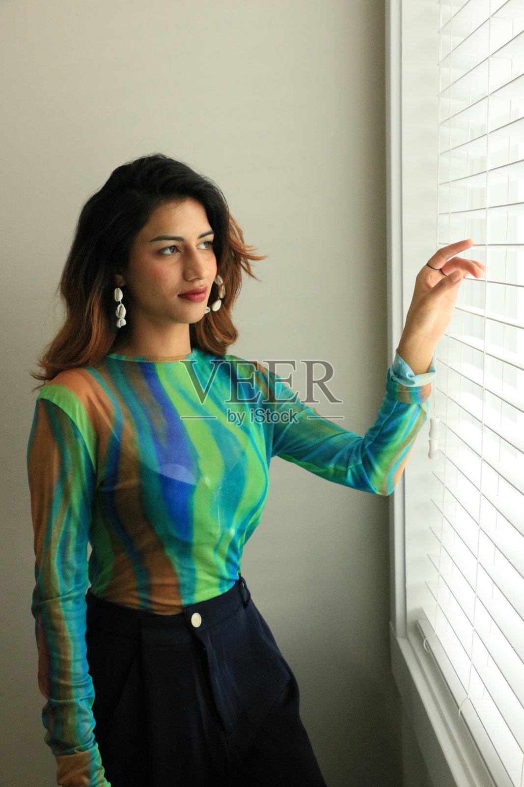 望着窗外照片摄影图片