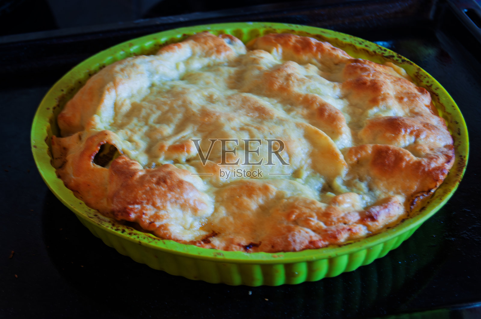 美味的自制苹果派放在绿色烘焙盘中照片摄影图片