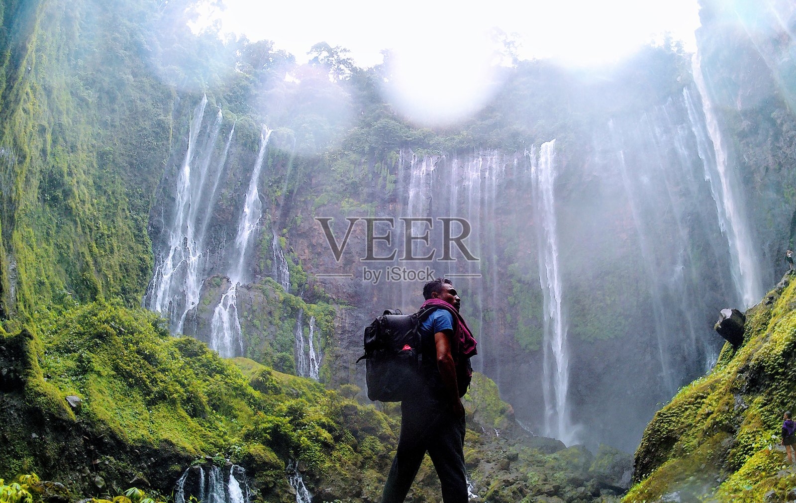 游客站在图姆帕克塞乌瀑布前照片摄影图片