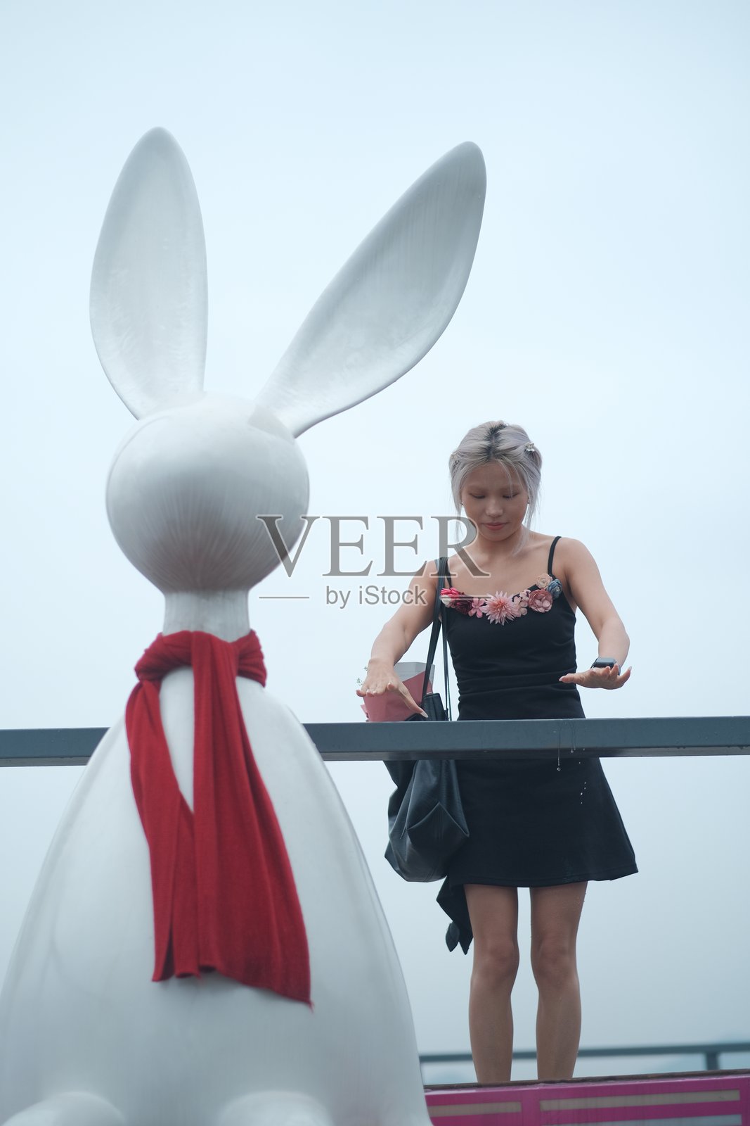 低角度视图的年轻女性站在天空下照片摄影图片