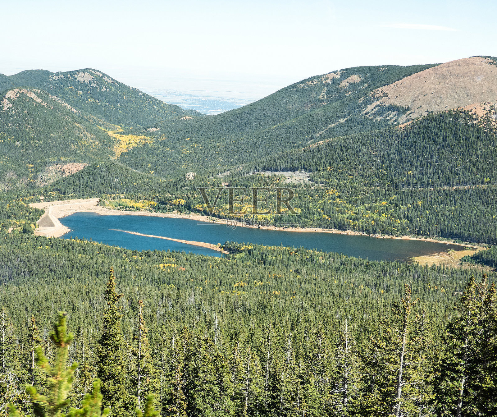 从派克峰齿轨铁路看到的派克峰湖照片摄影图片