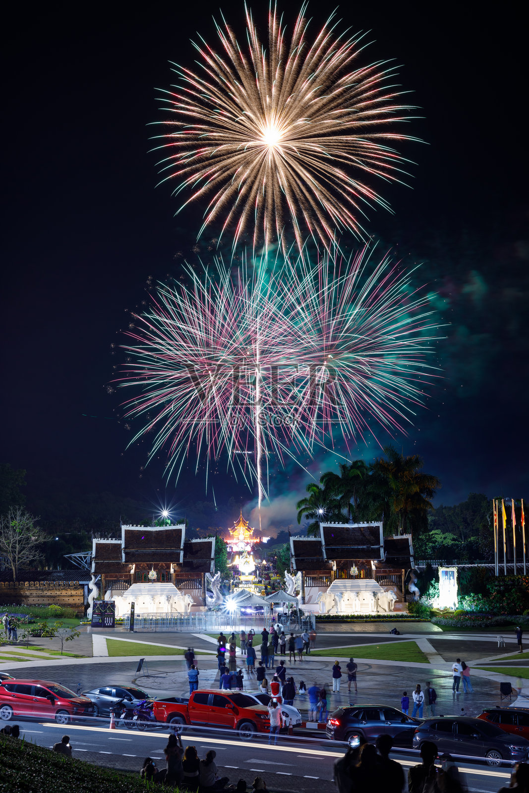 泰国清迈皇家公园拉贾普雷克的美丽烟花。照片摄影图片