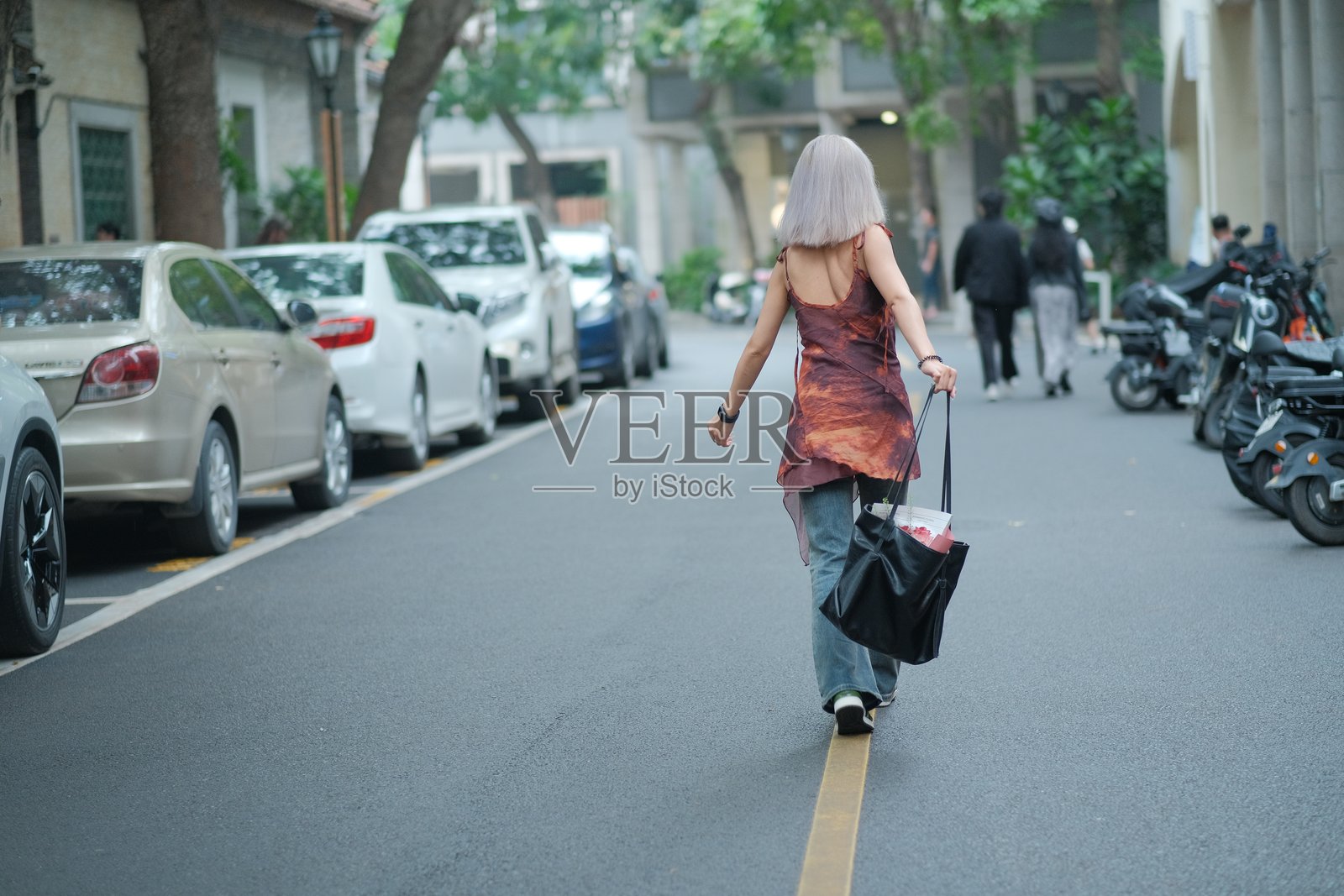 女人背影走在路上照片摄影图片