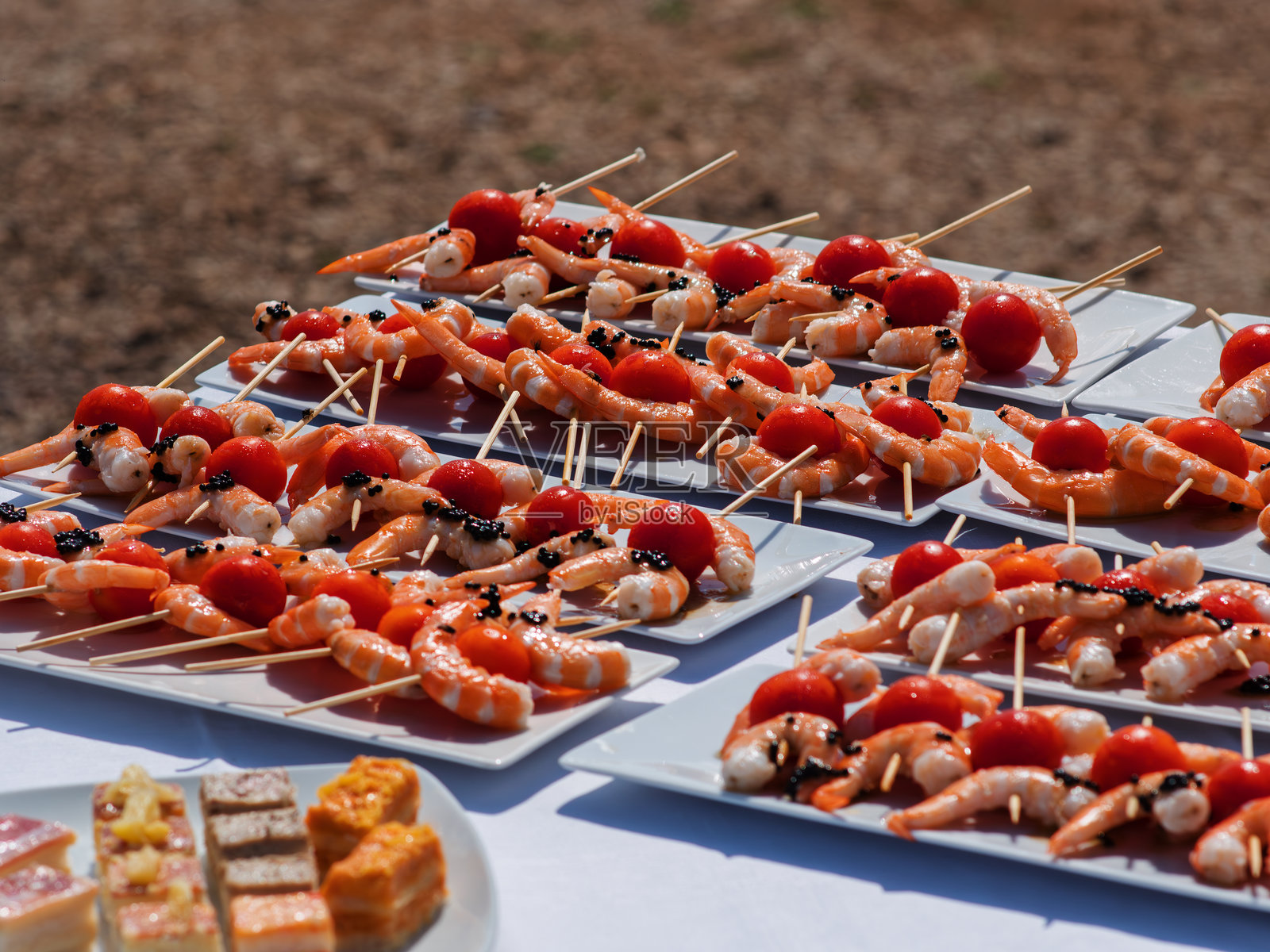 美味的虾仁番茄串适合户外活动照片摄影图片
