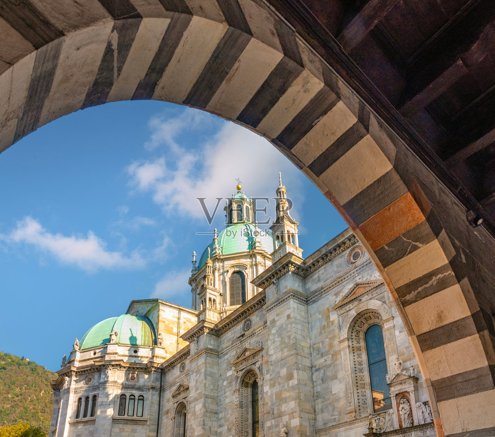 从古老的布罗莱托公共市场拱门下俯瞰科莫大教堂，科莫，伦巴第，意大利照片摄影图片