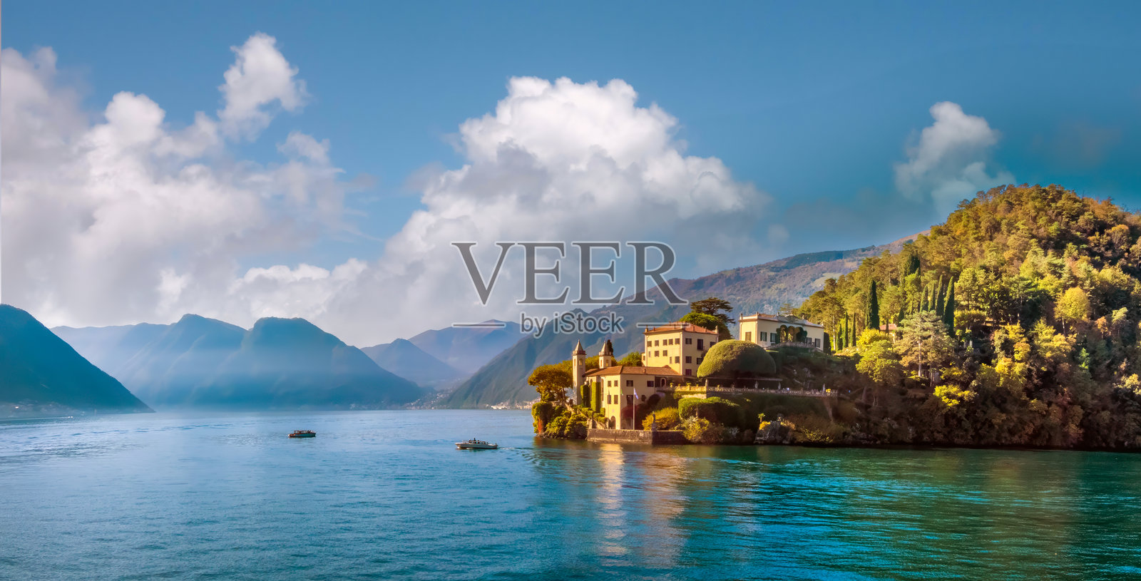 科莫湖岸边的多索·达维多半岛令人惊叹的风景，前景是古老方济各修道院塔楼的遗迹，位于伦诺，伦巴第，意大利北部。照片摄影图片