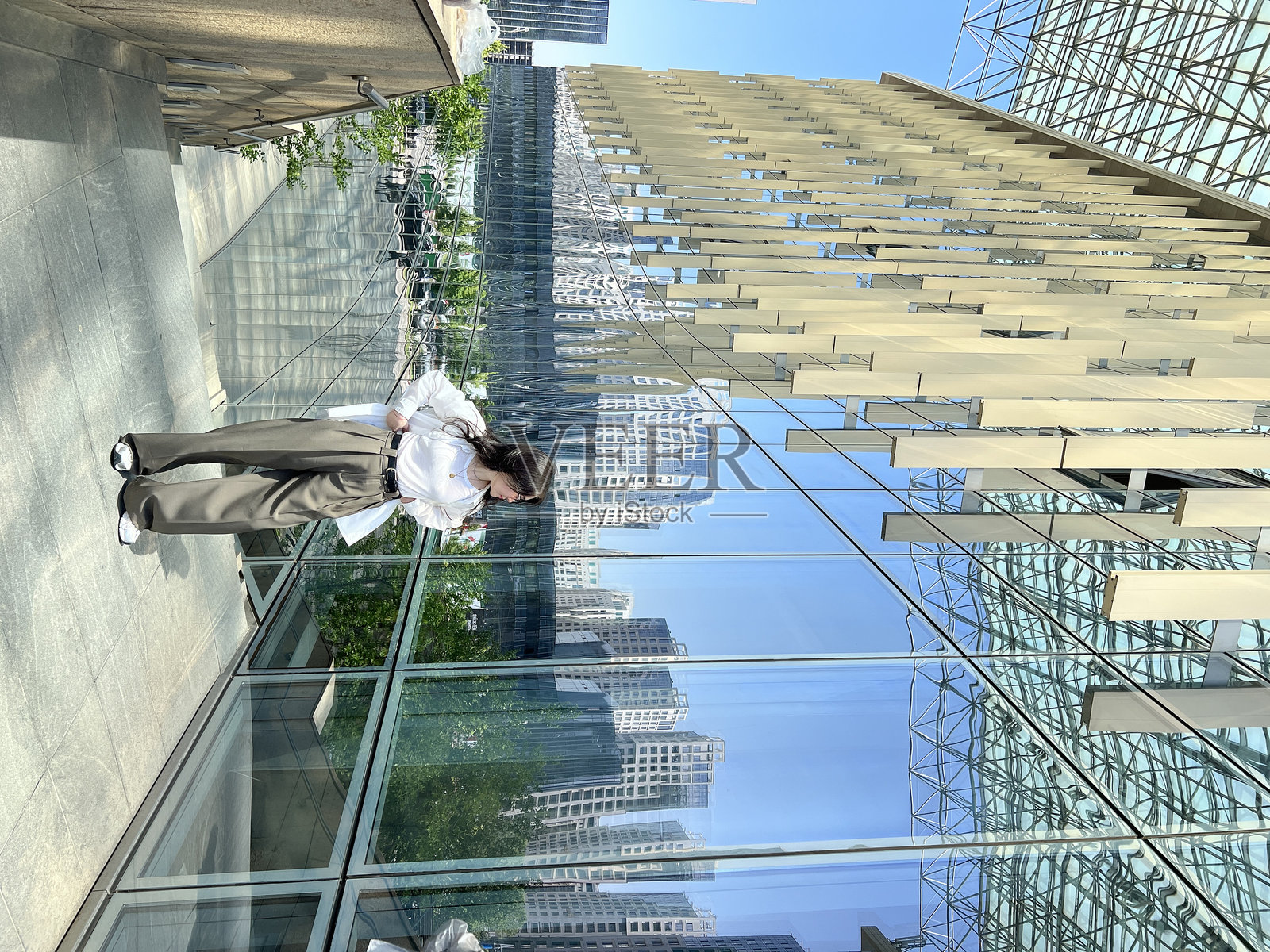 城市中建筑的低角度视图照片摄影图片