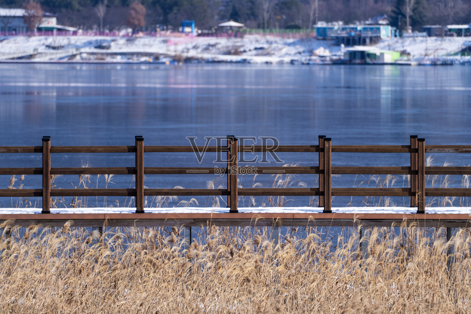 冰冻河上的人行道照片摄影图片