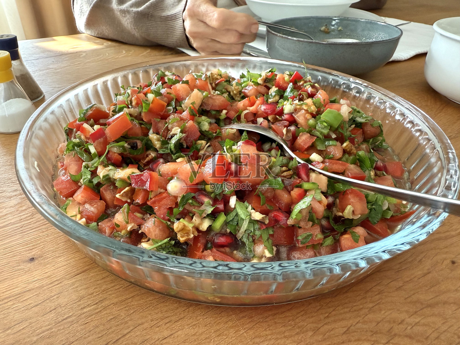 土耳其沙拉Gavurdagi配核桃，牧羊人沙拉照片摄影图片