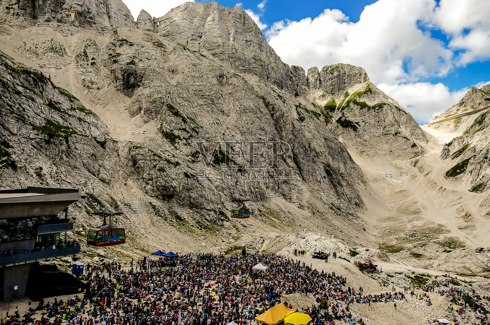 一大群人聚集在山上照片摄影图片