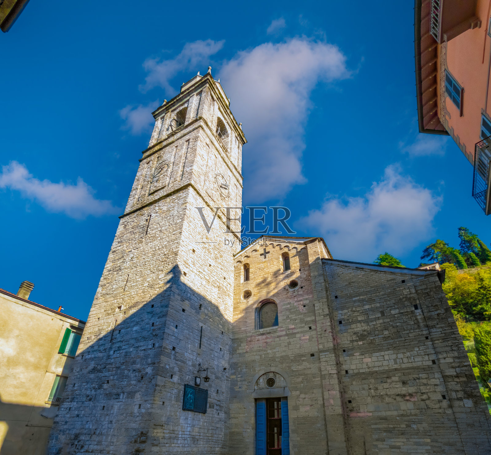 意大利北部伦巴第大区科莫湖贝拉焦度假村的中世纪（11世纪）伦巴第罗曼式圣雅各大教堂照片摄影图片