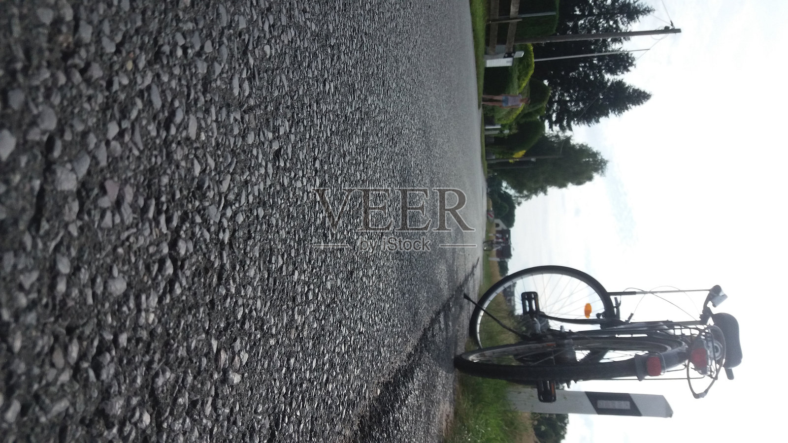 一辆自行车骑在碎石路上，四周环绕着精美而美丽的自然风光照片摄影图片