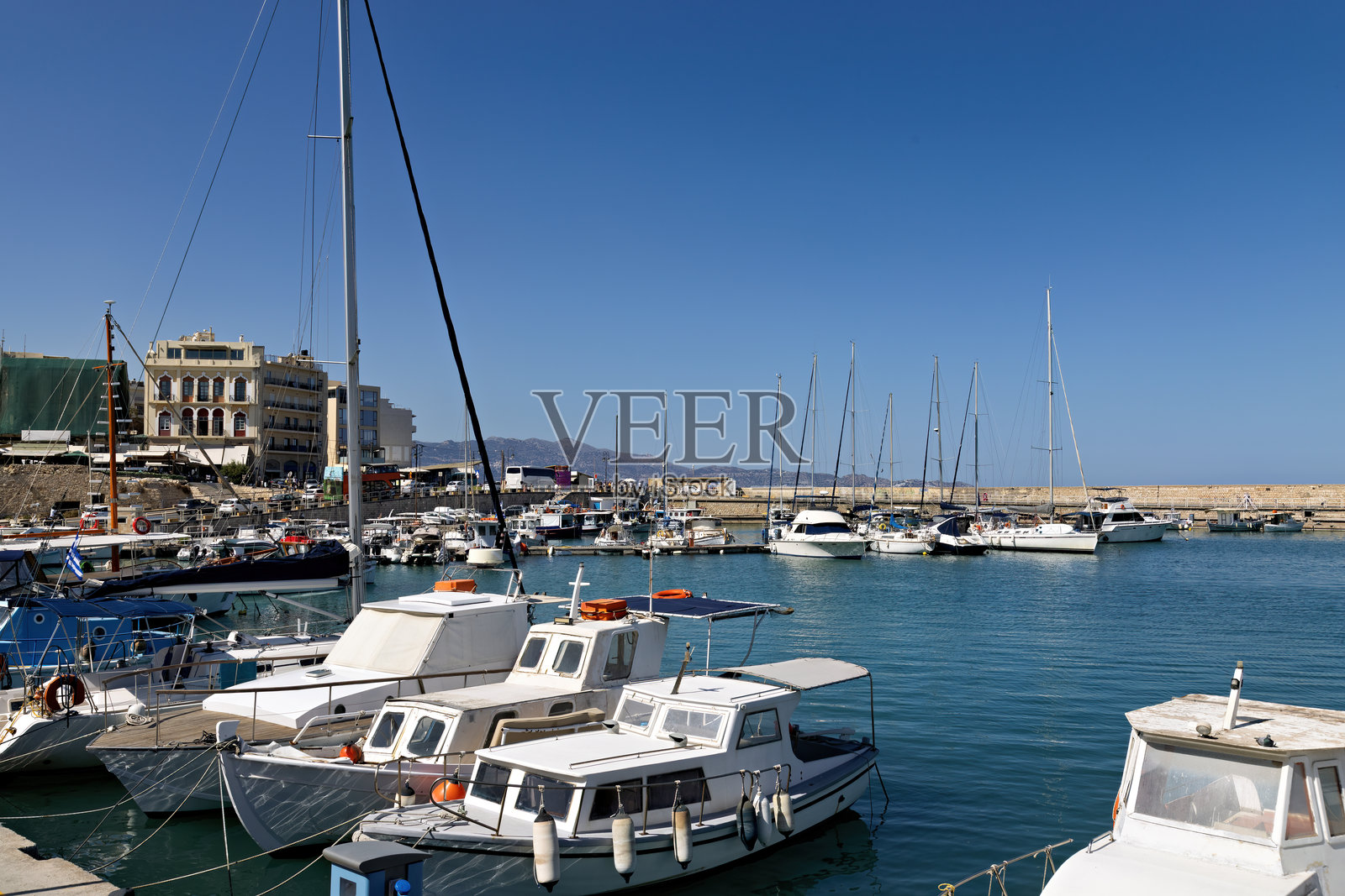 希腊克里特岛伊拉克利翁的游艇和城市港口照片摄影图片