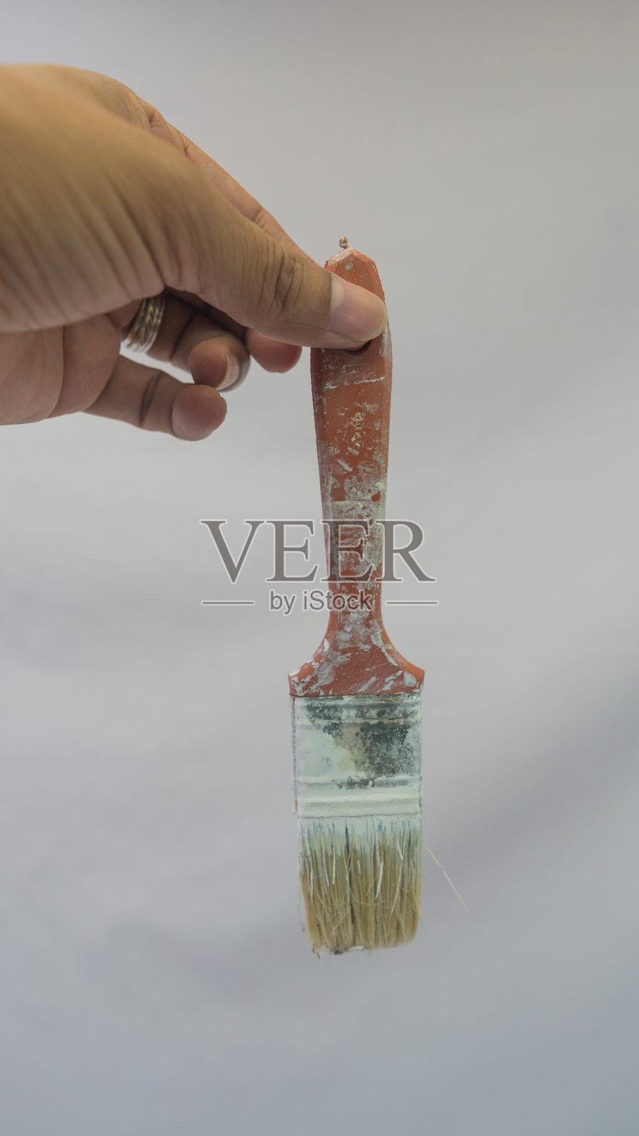 用于涂抹白色油漆的小刷子照片摄影图片