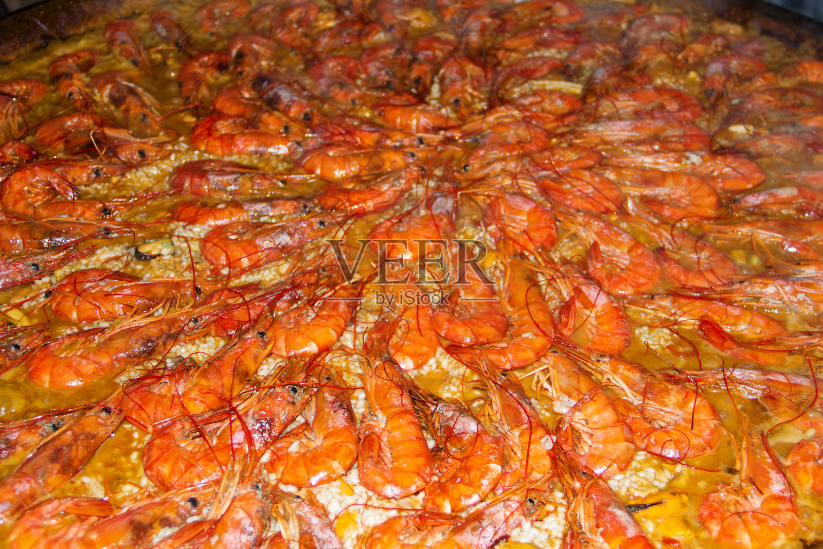 美味的海鲜西班牙海鲜饭，色彩鲜艳的虾呈现照片摄影图片