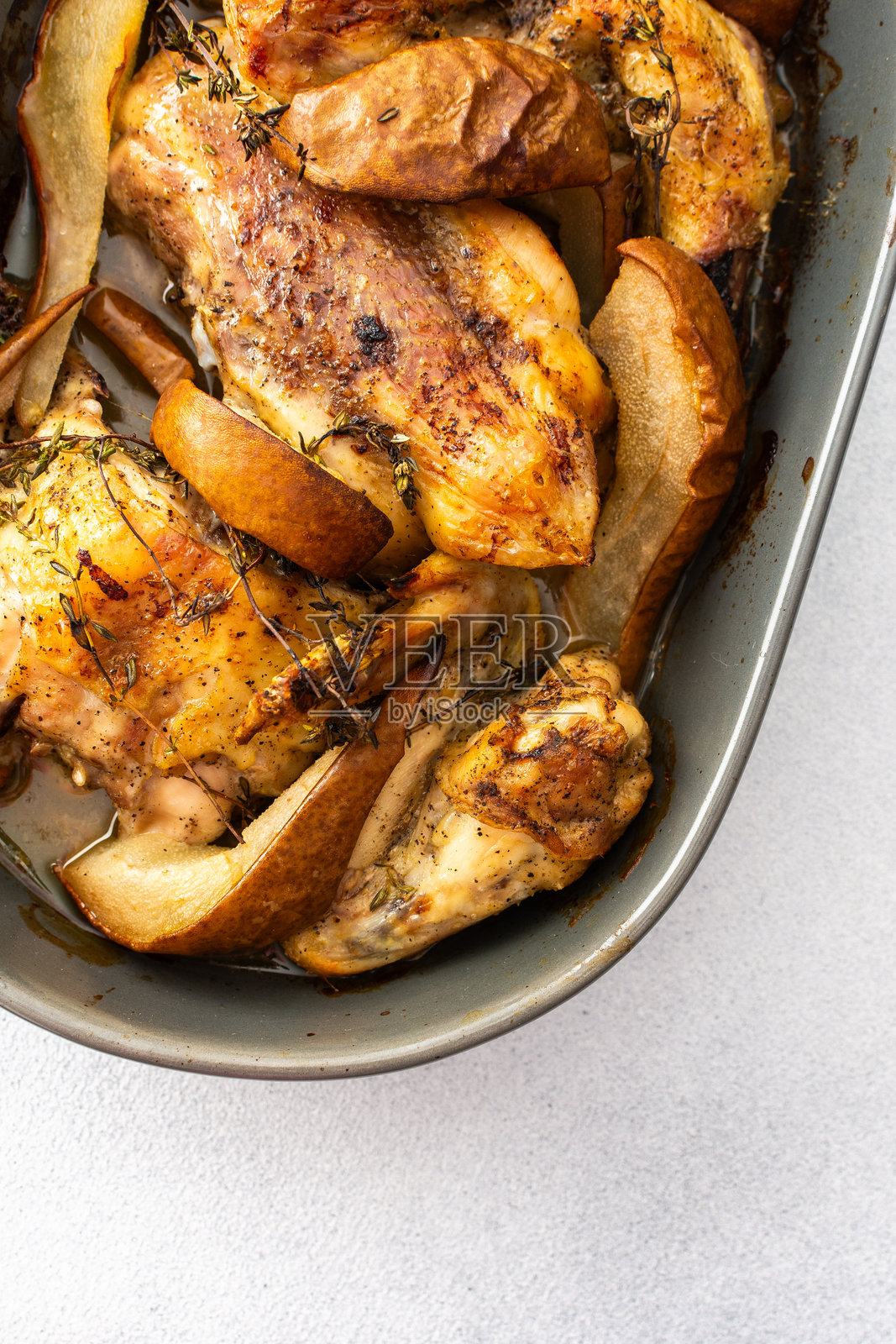 烤鸡配梨和百里香照片摄影图片