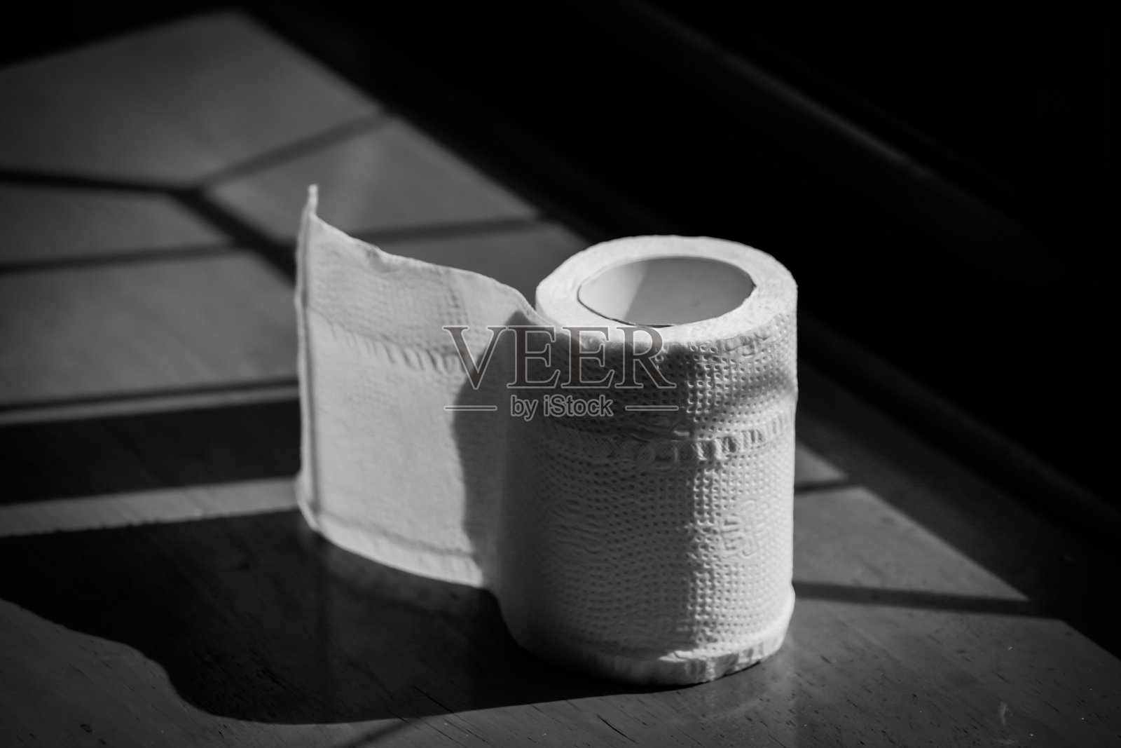 地板上的黑白色调纸巾照片摄影图片