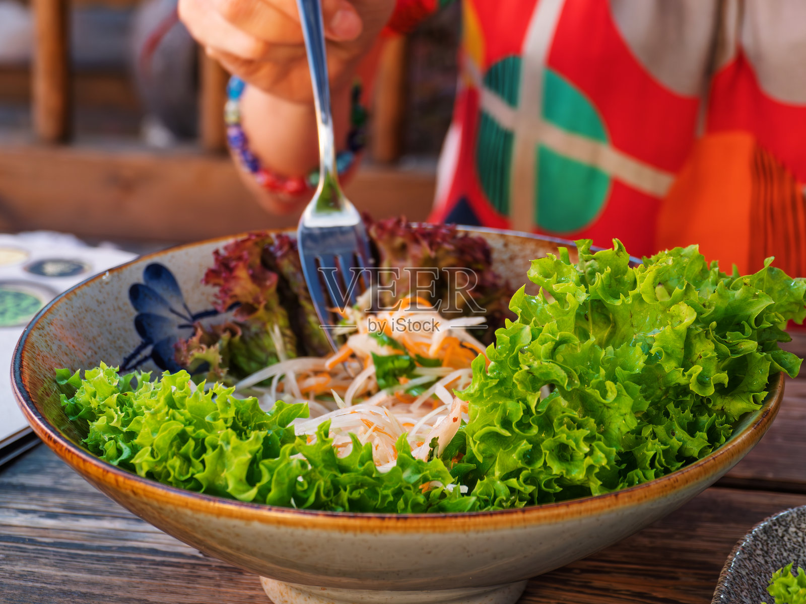 新鲜越南沙拉碗，配有香草和鸡肉照片摄影图片