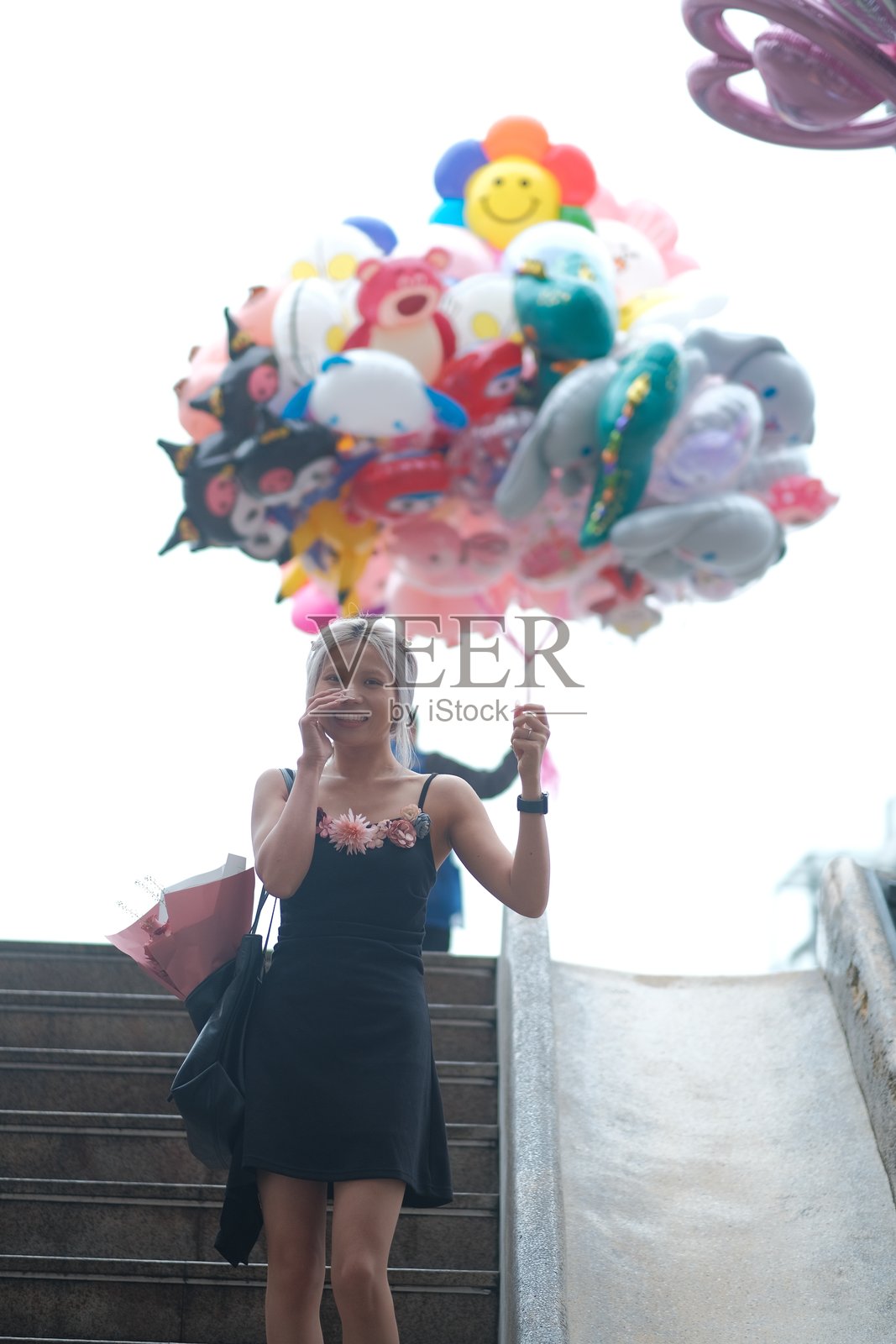 桌子上的雕像特写照片摄影图片