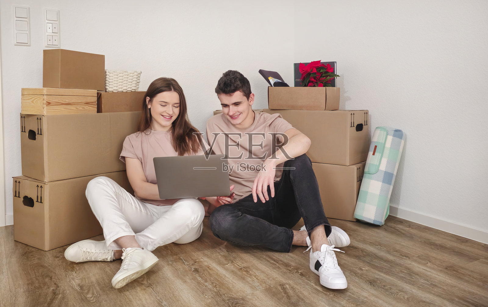 学生们一起计划搬家照片摄影图片