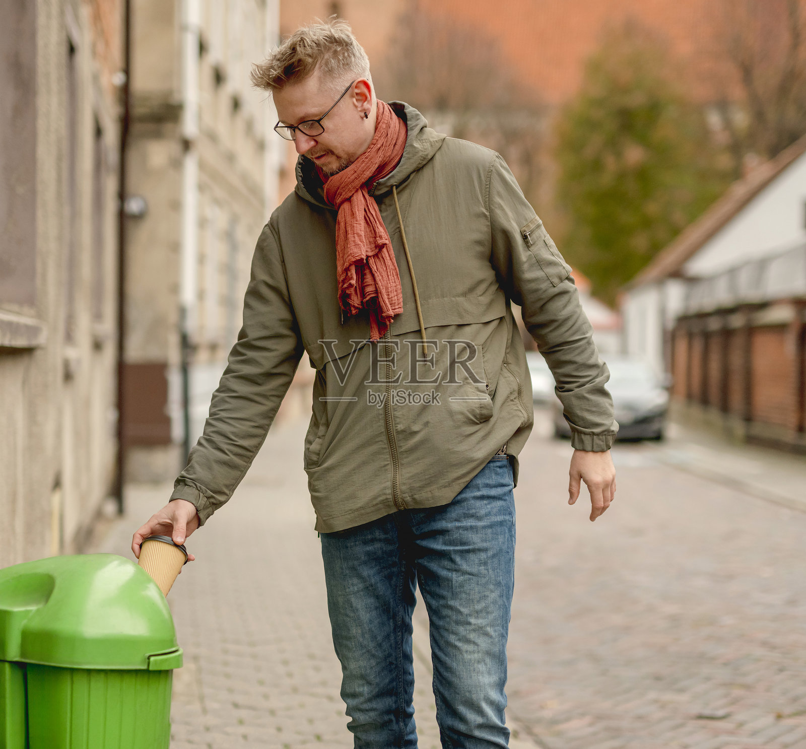 年轻时尚男士在城市街道上行走照片摄影图片