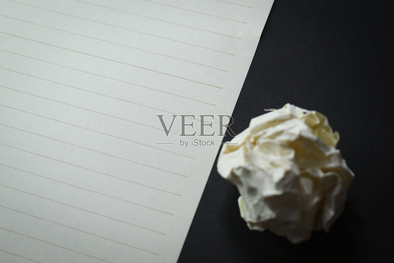 黑色背景上的圆形纸团和线条纸质感，空白笔记本页照片摄影图片