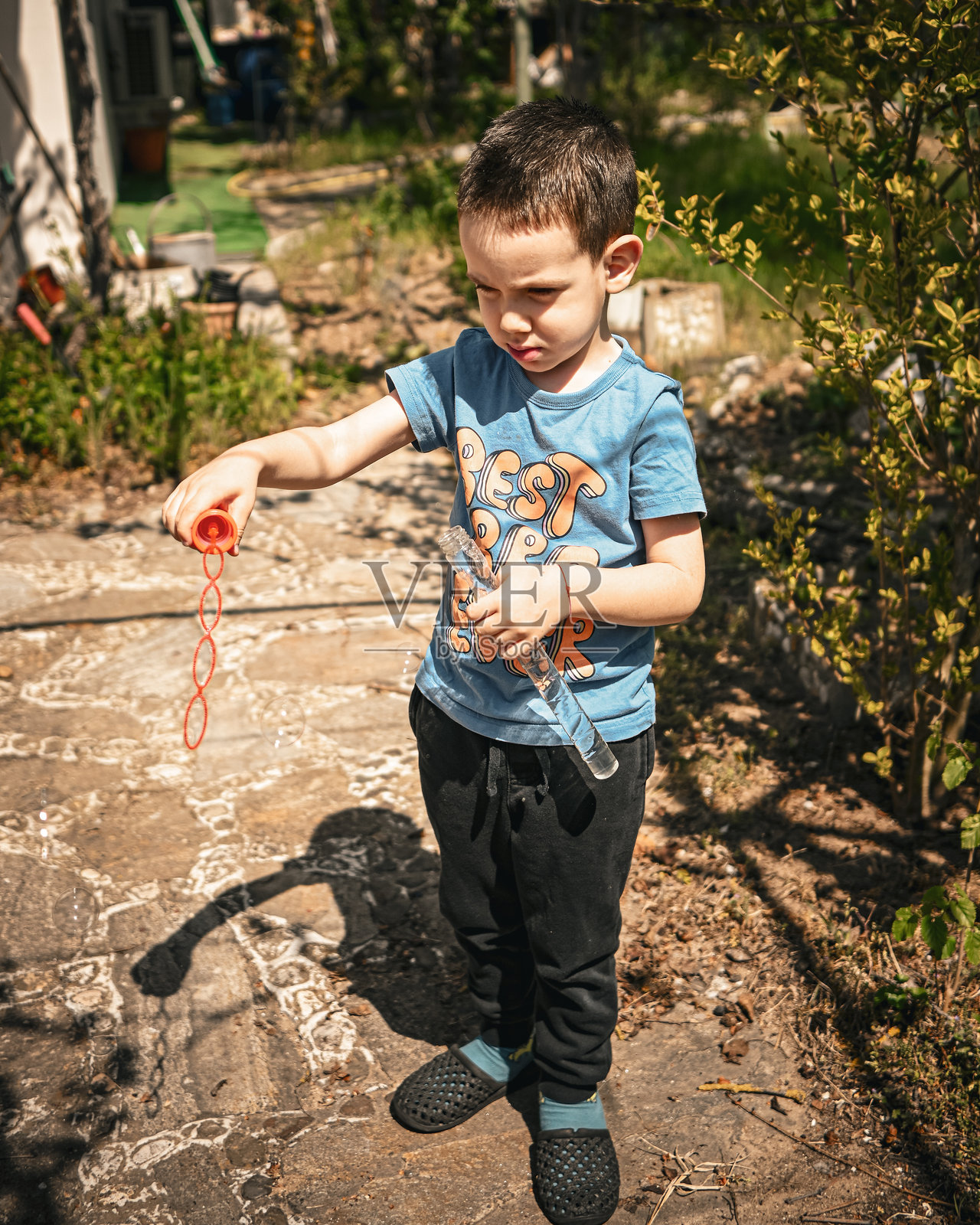 田野上站着的男孩肖像照片摄影图片