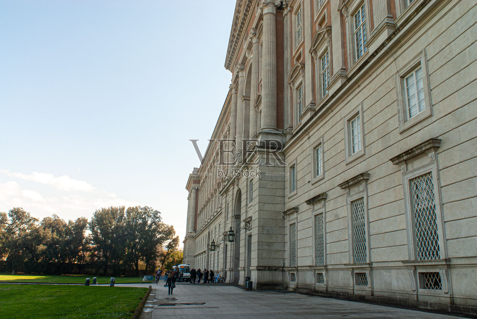 意大利，卡塞塔，皇家宫殿遗址的英式花园照片摄影图片