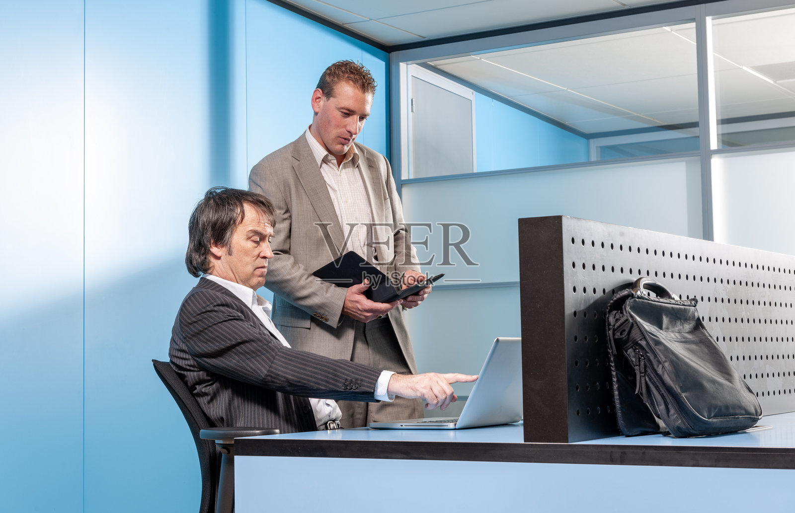 办公室里的商务会议照片摄影图片