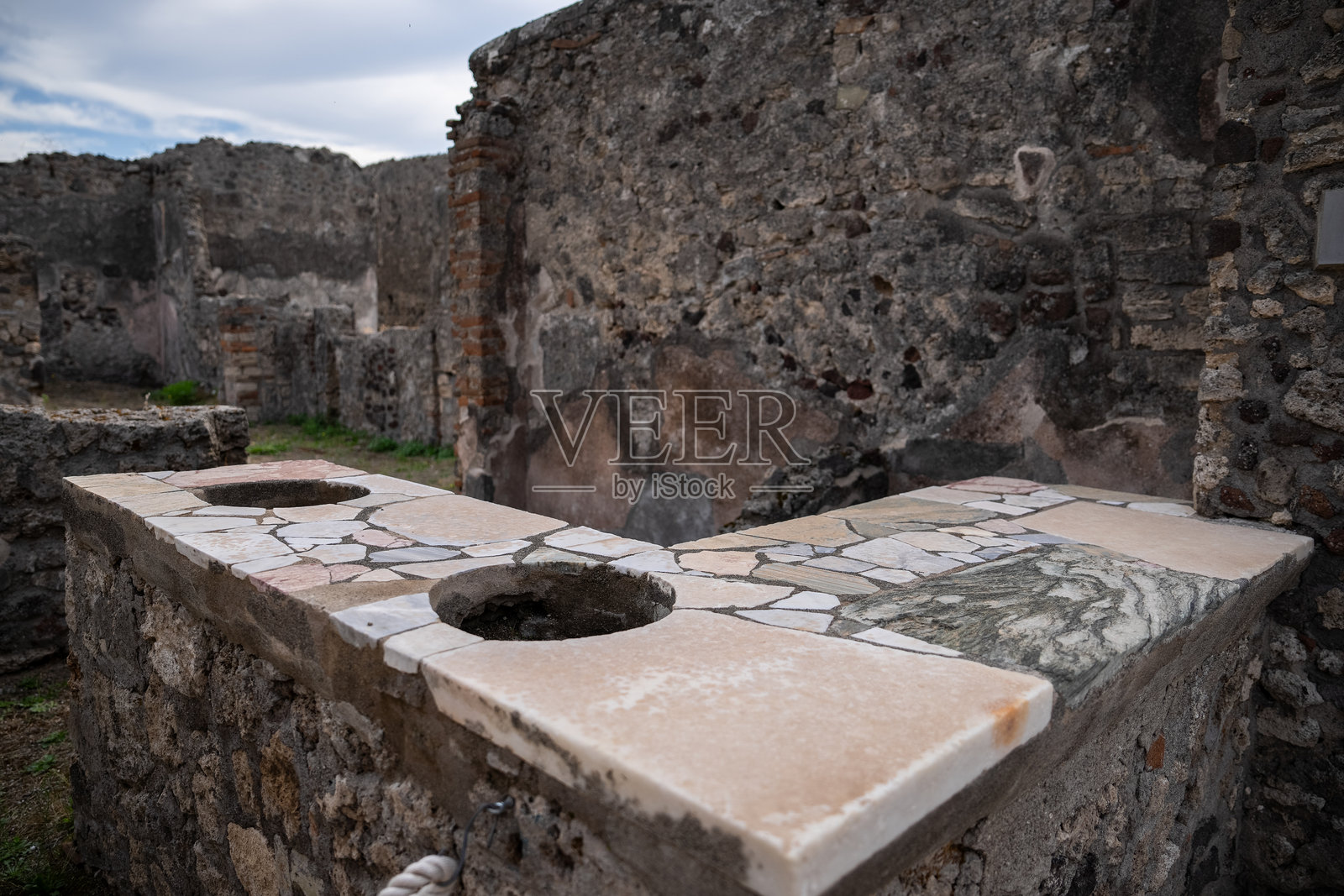古罗马城市庞贝的遗址，因公元1世纪维苏威火山的喷发而被毁。照片摄影图片