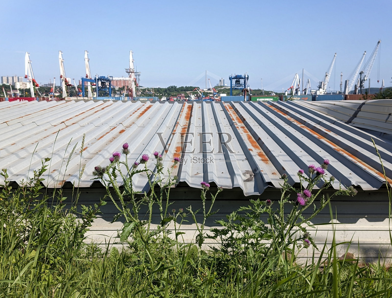 车库屋顶与晴朗的蓝天照片摄影图片