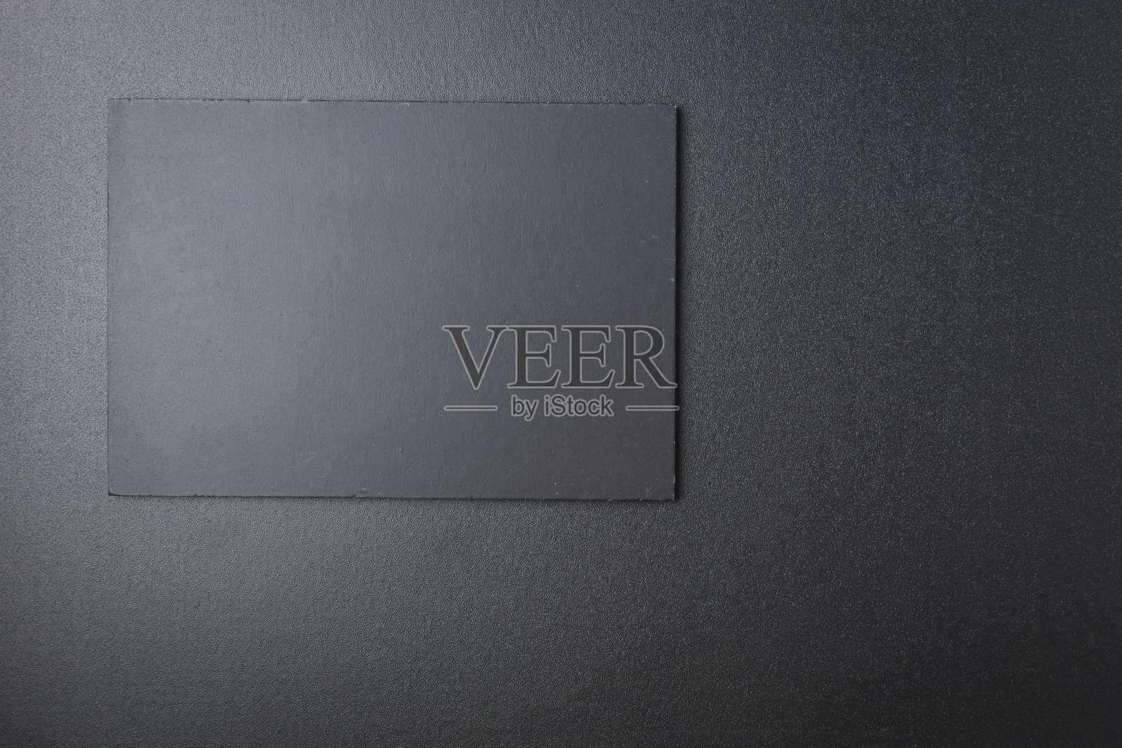 光滑黑色背景上的空黑色笔记本照片摄影图片