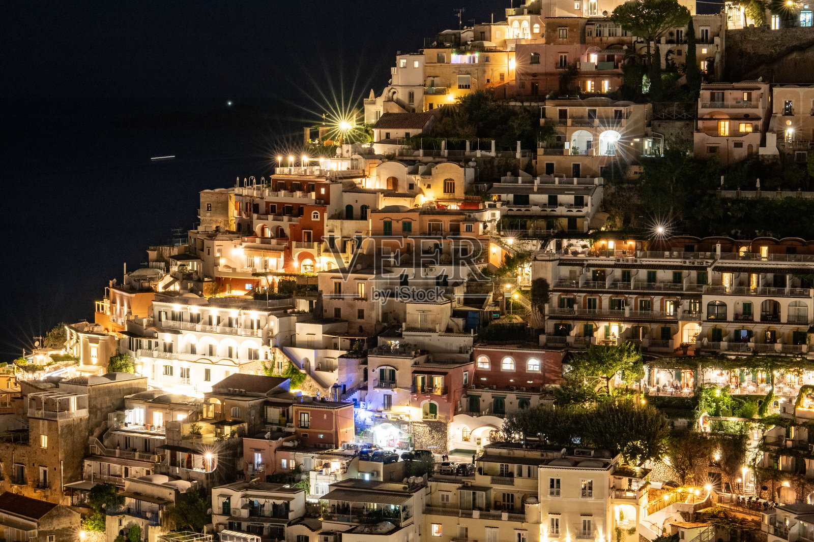 意大利阿马尔菲海岸的波西塔诺镇和海滩全景。照片摄影图片