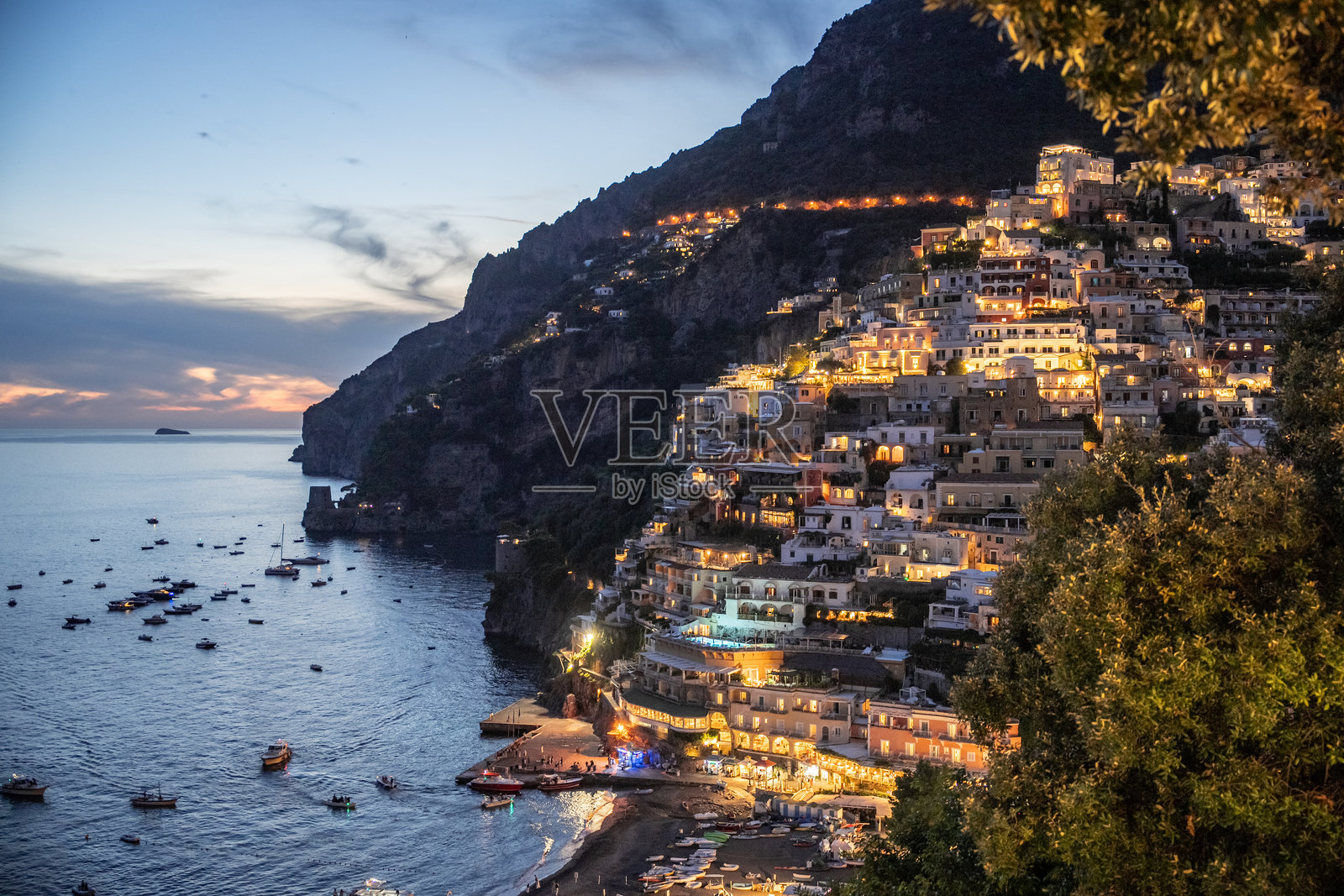 意大利阿马尔菲海岸波西塔诺镇和海滩的夜景。照片摄影图片