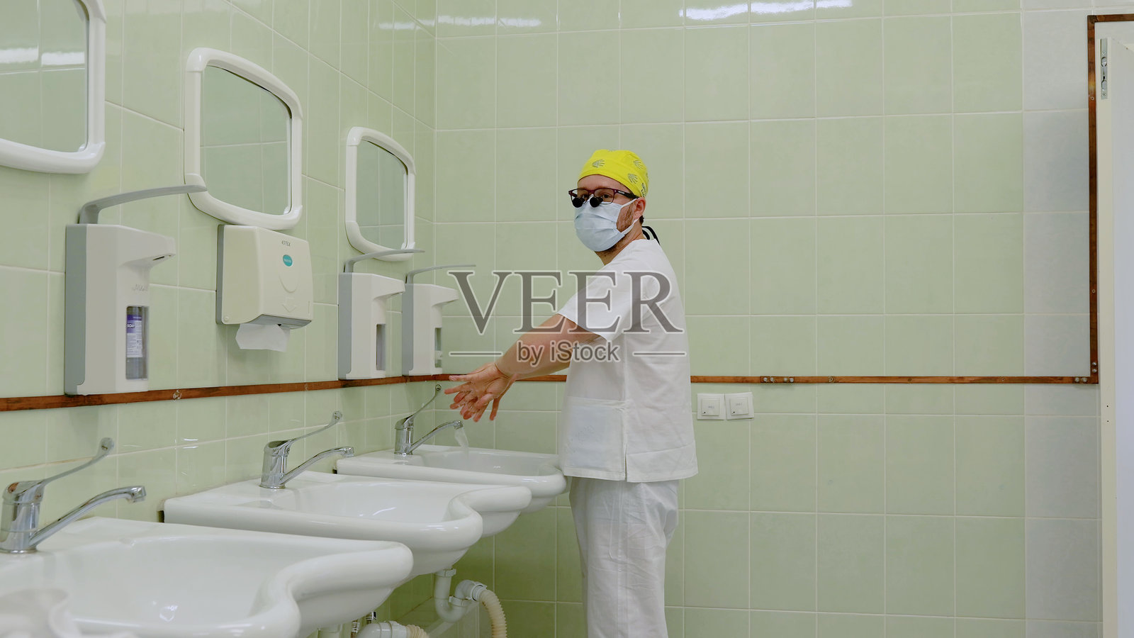 外科医生在医院洗手间仔细洗手，为手术做准备照片摄影图片